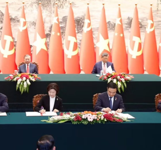 Vietnam and China sign cooperation agreement on supply chain and border economy.